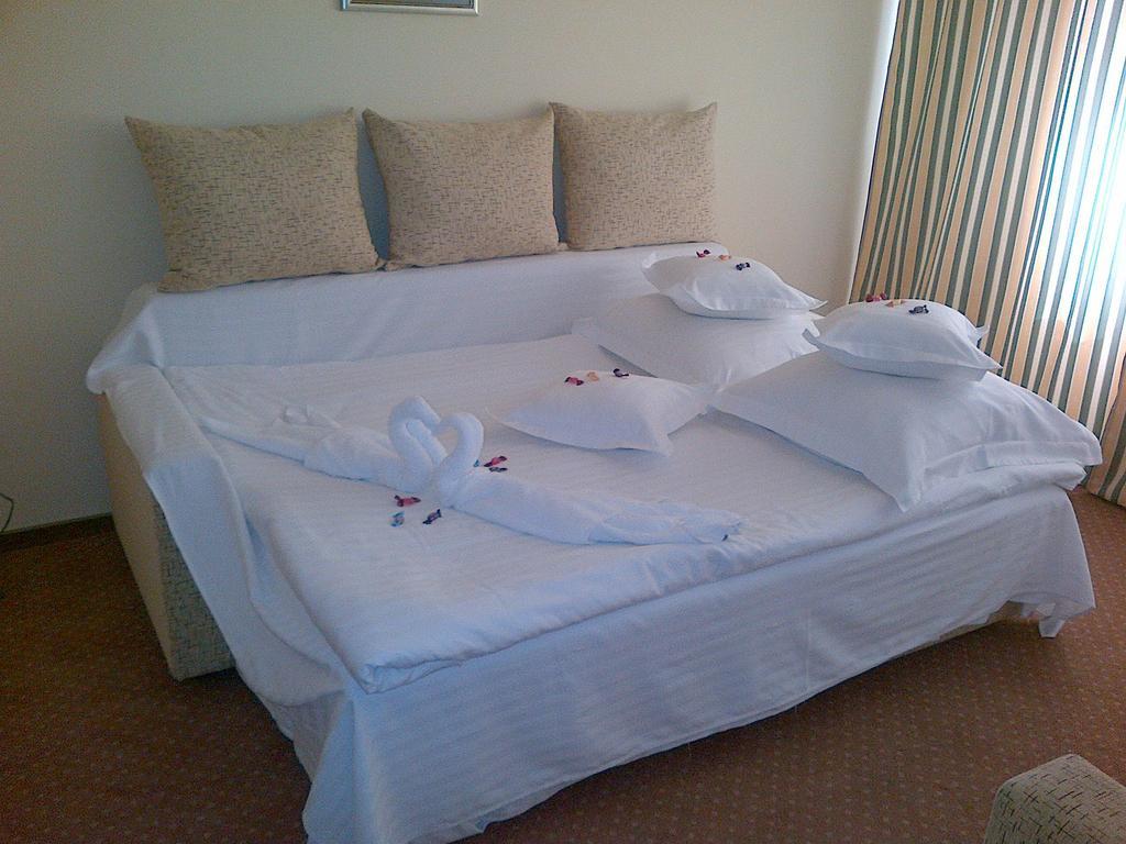 Hotel Lyra Oradea Quarto foto